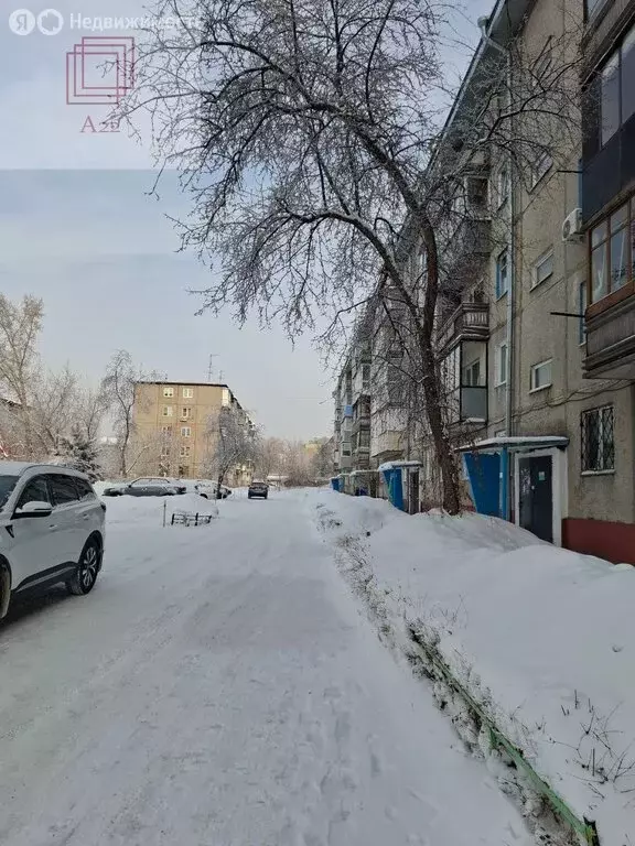 3-комнатная квартира: Барнаул, улица Антона Петрова, 164 (62 м) - Фото 0