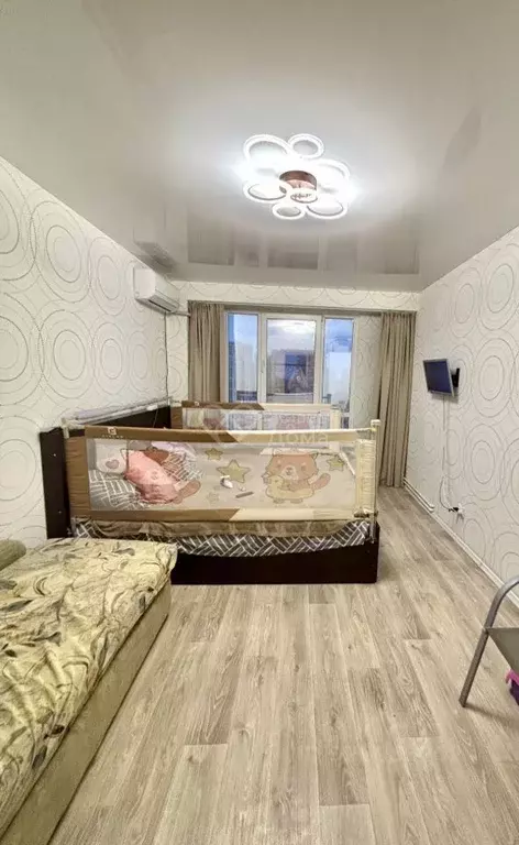 2-к кв. Волгоградская область, Волгоград ул. 8-й Воздушной Армии, 10а ... - Фото 0