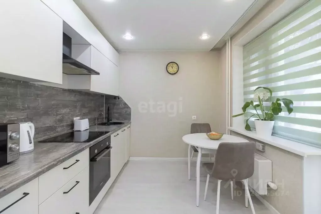 2-к кв. Тюменская область, Тюмень ул. Павла Шарова, 3к1 (55.9 м) - Фото 0