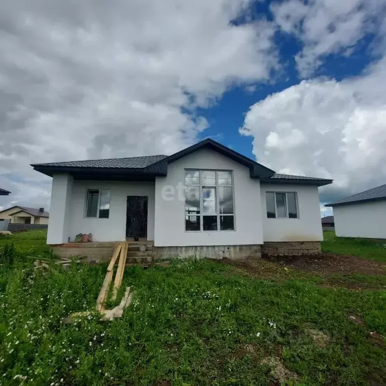 Дом в Башкортостан, Стерлитамакский район, Казадаевский сельсовет, с. ... - Фото 1