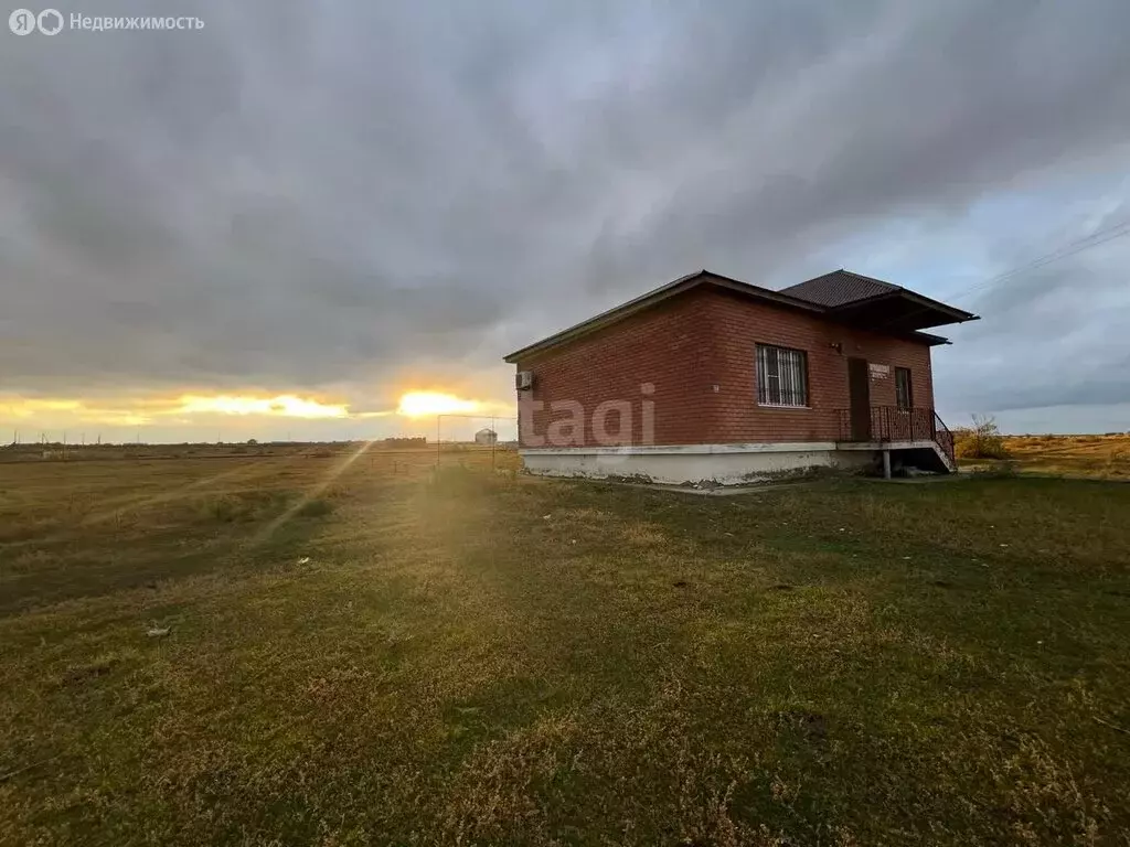 Дом в Тарумовский район, Р-215, участок граница Республики Дагестан - ... - Фото 1