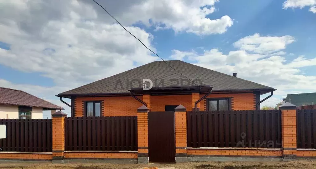 Дом в Саратовская область, с. Усть-Курдюм ул. Мусы Джалиля, 53 (110 м) - Фото 1