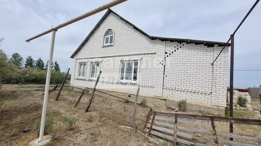 Дом в Астраханская область, Володарский район, с. Калинино Молодежная ... - Фото 0
