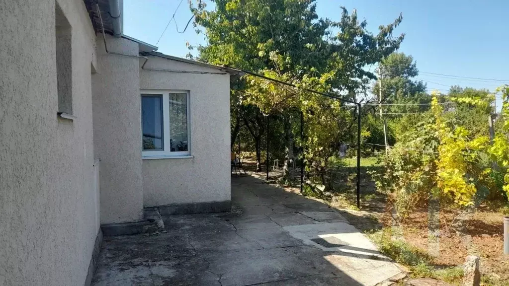 Дом в Крым, Черноморский район, Медведевское с/пос, с. Медведево ул. ... - Фото 1
