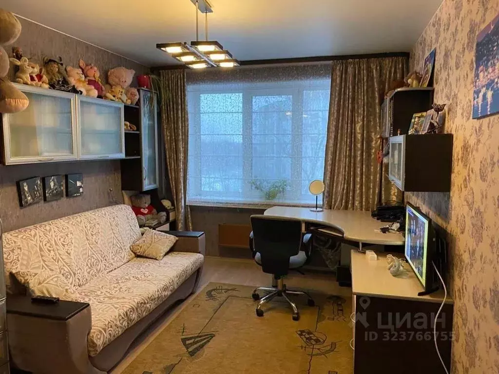 3-к кв. Ленинградская область, Гатчина просп. 25 Октября, 52 (72.5 м) - Фото 1