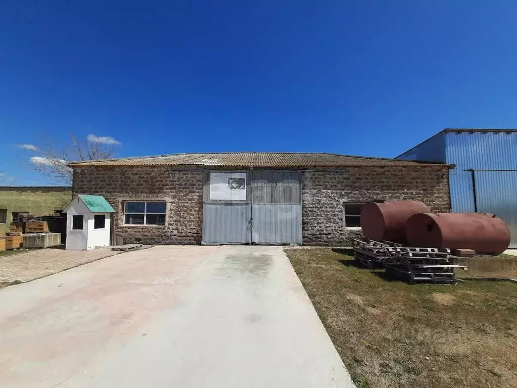 Склад в Крым, Сакский район, Охотниковское с/пос, с. Рунное ул. ... - Фото 1