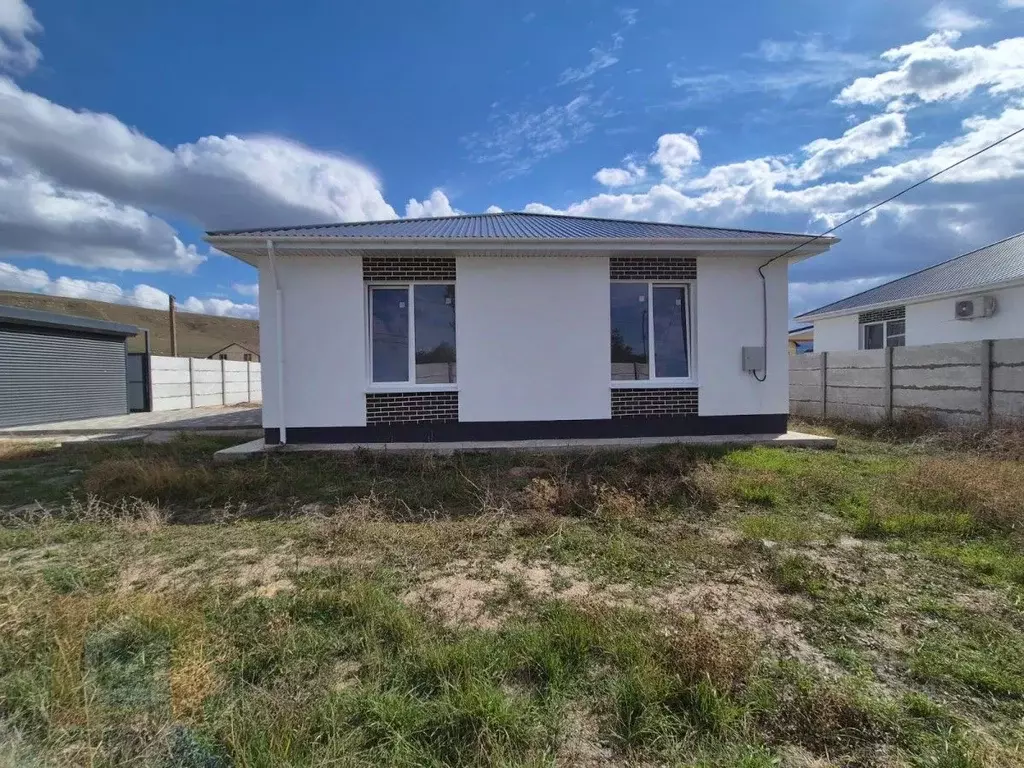 Дом в Крым, Симферопольский район, Добровское с/пос, с. Заречное ул. ... - Фото 2