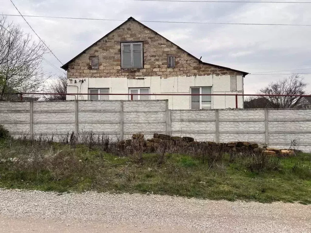 Дом в Крым, Симферопольский район, Перовское с/пос, с. Дубки ул. ... - Фото 1