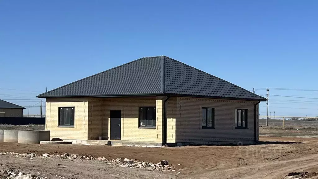 Дом в Астраханская область, Наримановский район, с. Старокучергановка ... - Фото 1