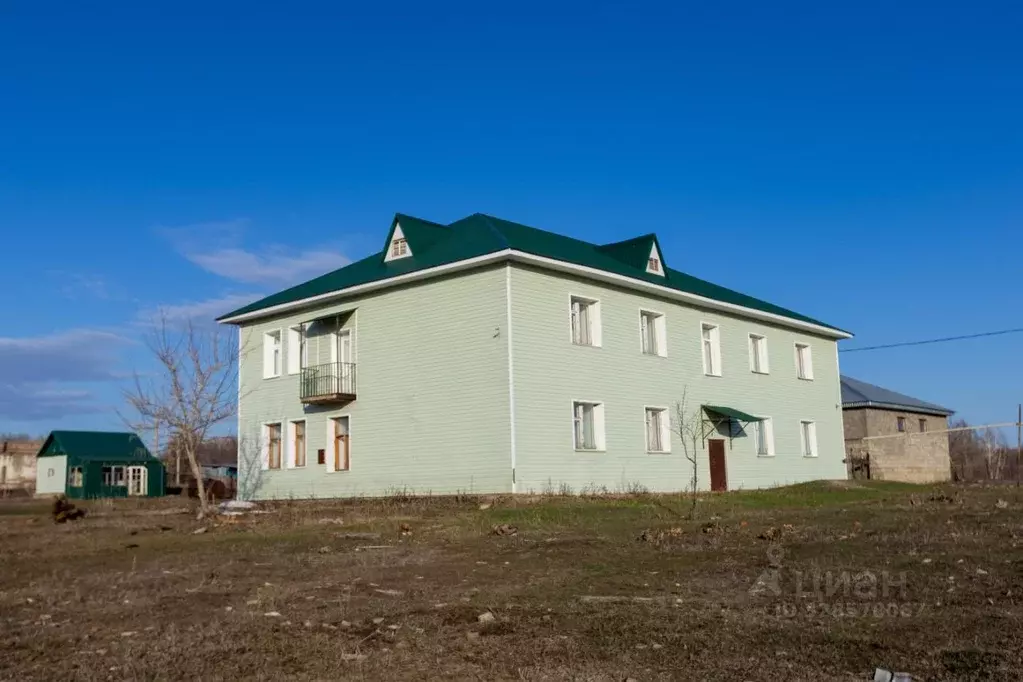Дом в Оренбургская область, Саракташский район, с. Петровское 82 (400 ... - Фото 1