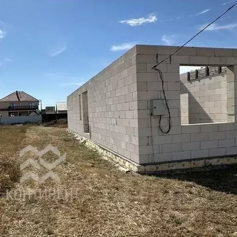 Дом в Крым, Сакский район, с. Уютное ул. Молодежная (200 м) - Фото 1