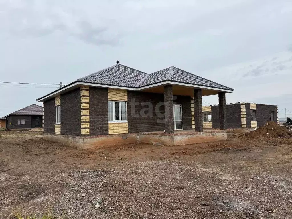 Дом в Оренбургская область, Оренбургский район, Сергиевский сельсовет, ... - Фото 1