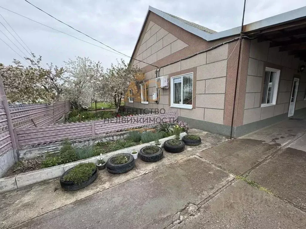 Дом в Крым, Советский район, Ильичевское с/пос, с. Восточное ул. ... - Фото 1