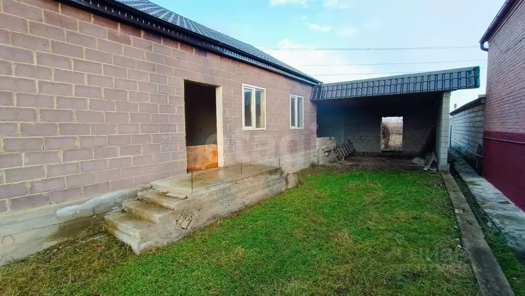 Дом в Ингушетия, Назрановский район, Кантышево с/пос, с. Кантышево ул. ... - Фото 1