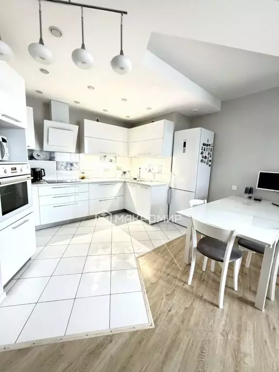 3-к кв. Челябинская область, Челябинск ул. Труда, 158 (94.5 м) - Фото 0
