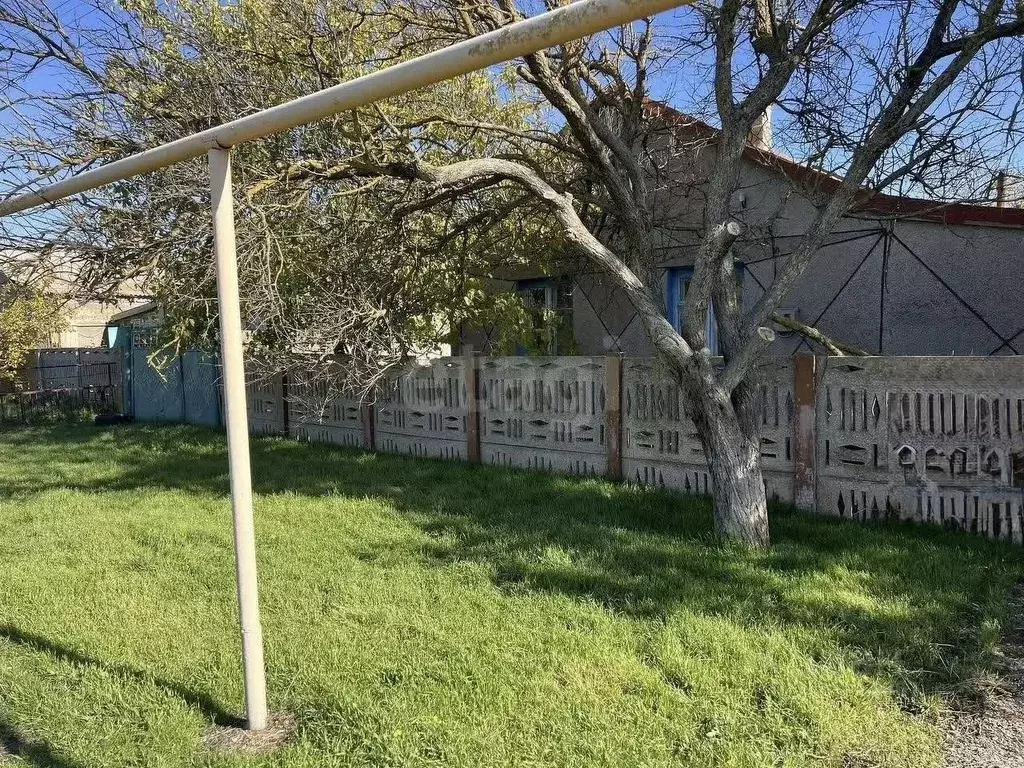 Дом в Крым, Сакский район, с. Молочное ул. Первомайская, 9 (100 м) - Фото 1