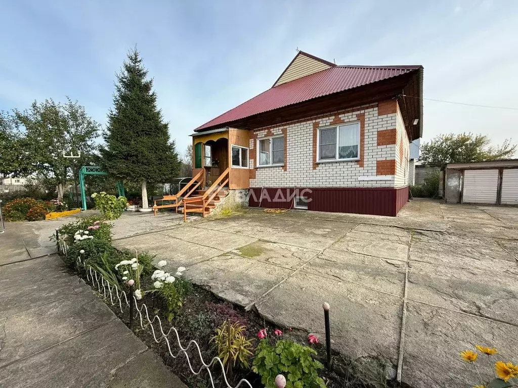 Дом в Алтайский край, Бийский район, с. Малоугренево ул. Шукшина (124 ... - Фото 1