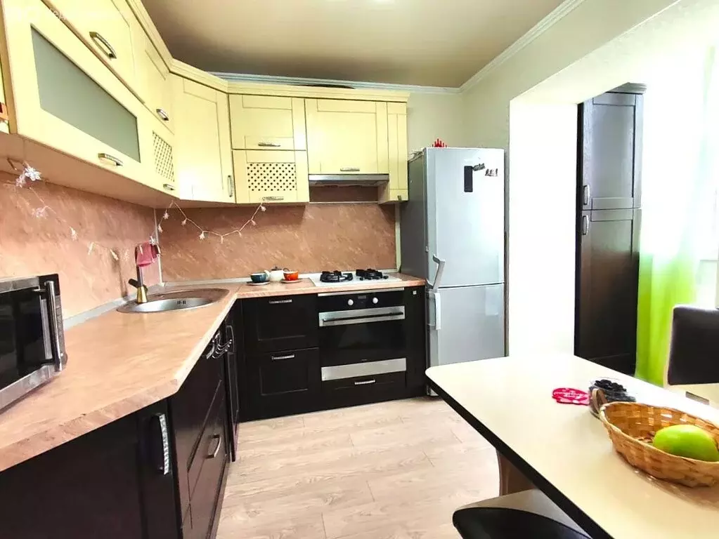 3-комнатная квартира: Апшеронск, улица Комарова, 105 (66 м) - Фото 2