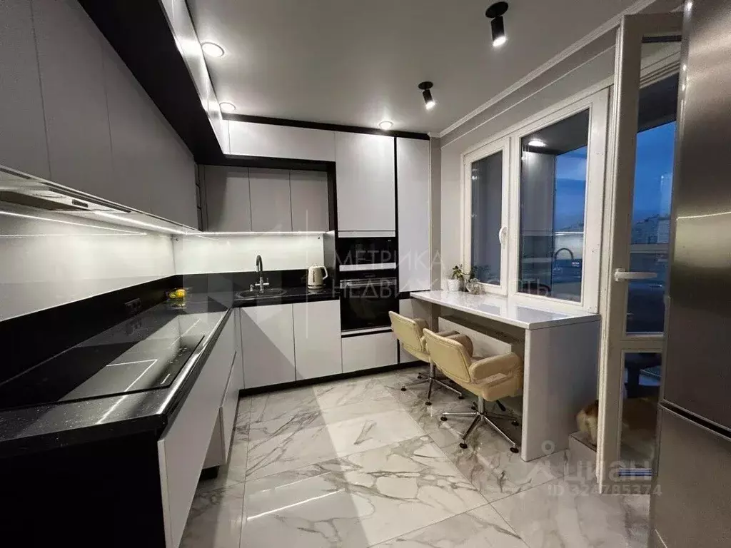 2-к кв. Тюменская область, Тюмень ул. Федюнинского, 60 (56.0 м) - Фото 1