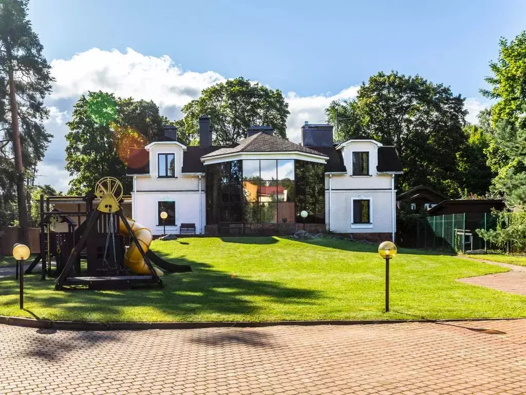 Дом в Санкт-Петербург ул. Корякова, 32 (600 м) - Фото 1