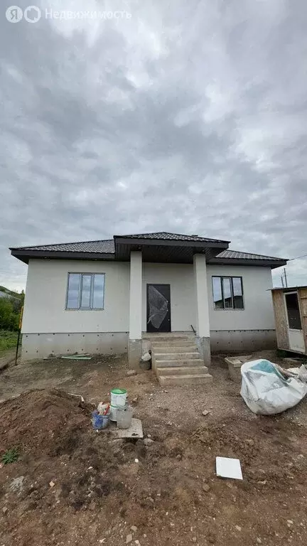 Дом в Октябрьский, улица Буровиков, 36 (100 м) - Фото 0