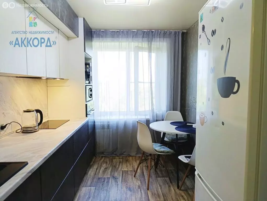 3-комнатная квартира: Бийск, улица Вали Максимовой, 17 (58.4 м) - Фото 0