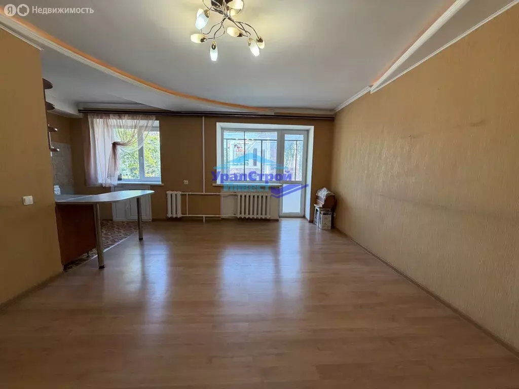 3-комнатная квартира: Октябрьский, Комсомольская улица, 19 (55.9 м) - Фото 1