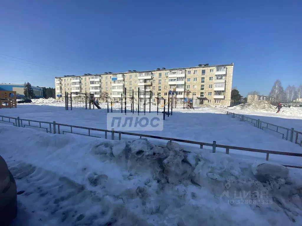 2-к кв. Свердловская область, Верхняя Синячиха пгт ул. Октябрьская, 15 ... - Фото 1