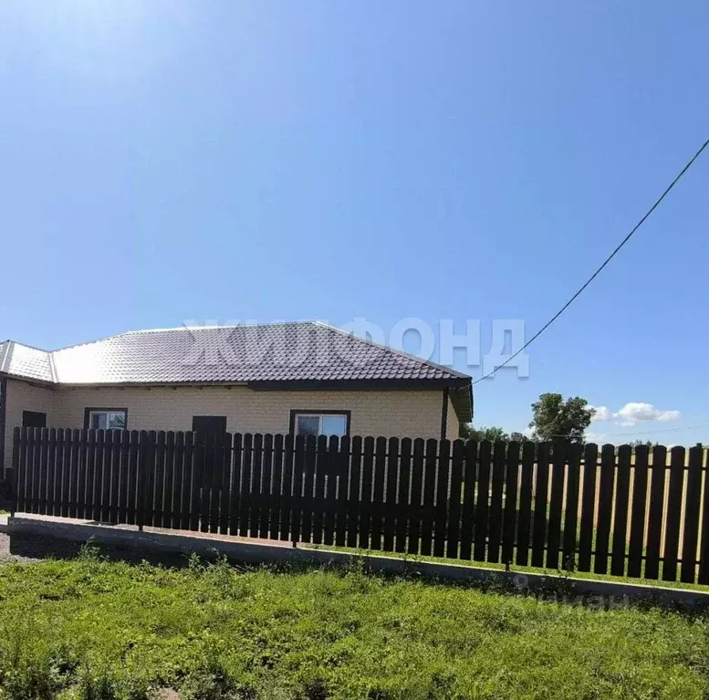 Дом в Хакасия, Усть-Абаканский район, пос. Тепличный  (200 м) - Фото 1