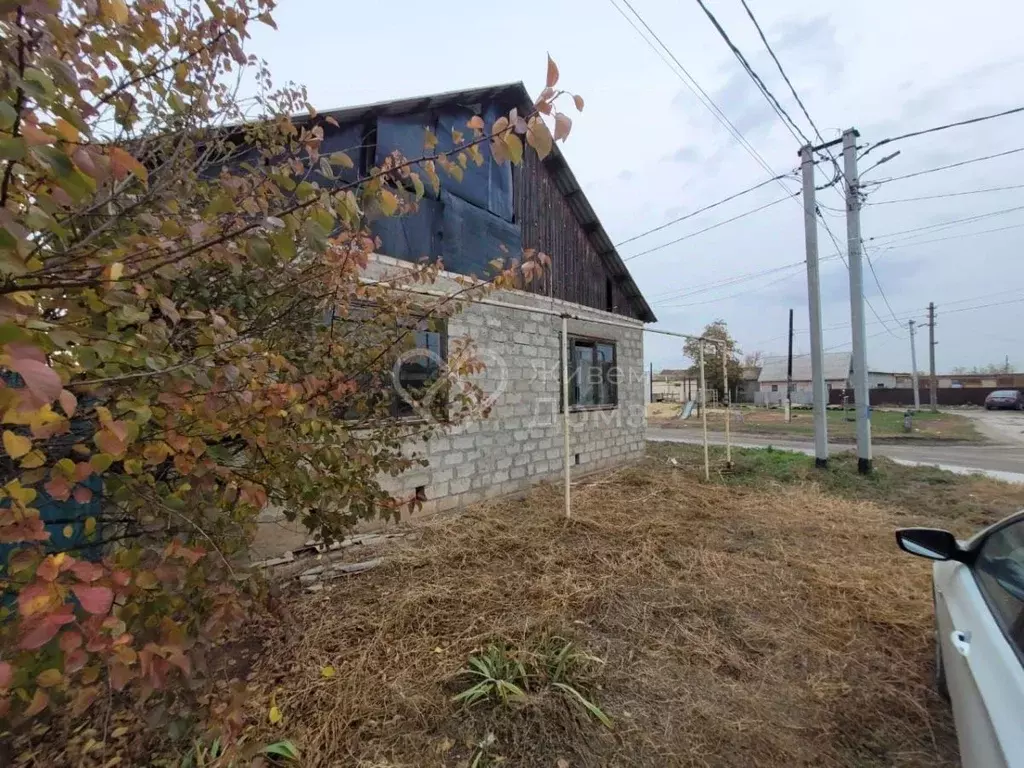 Дом в Волгоградская область, Средняя Ахтуба рп ул. Рязанская (50 м) - Фото 1