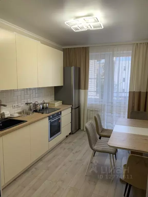 2-к кв. Астраханская область, Астрахань пл. Декабристов, 7 (70.0 м) - Фото 1