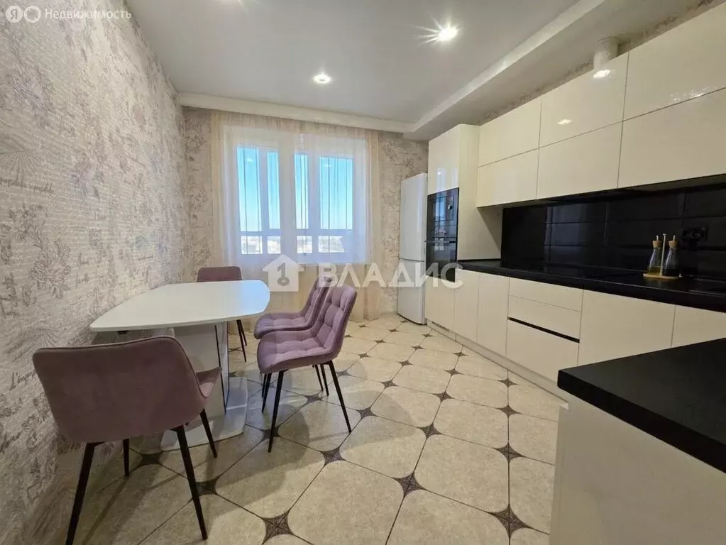 2-комнатная квартира: Смоленск, улица Генерала Трошева, 8 (64 м) - Фото 2