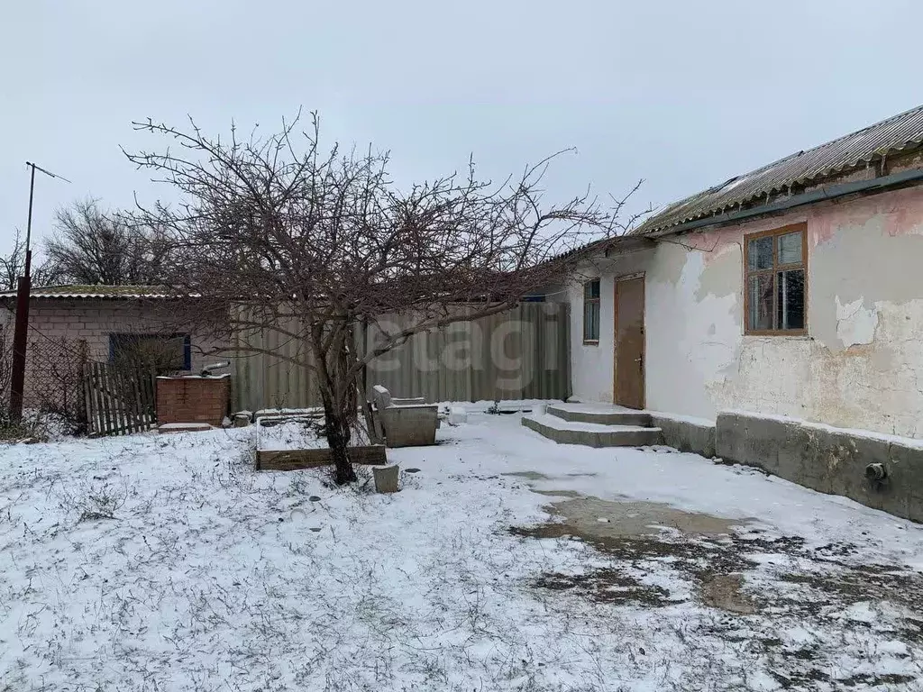 Дом в Калмыкия, Приютненский район, Булуктинское с/мо, пос. Бурата ул. ... - Фото 1