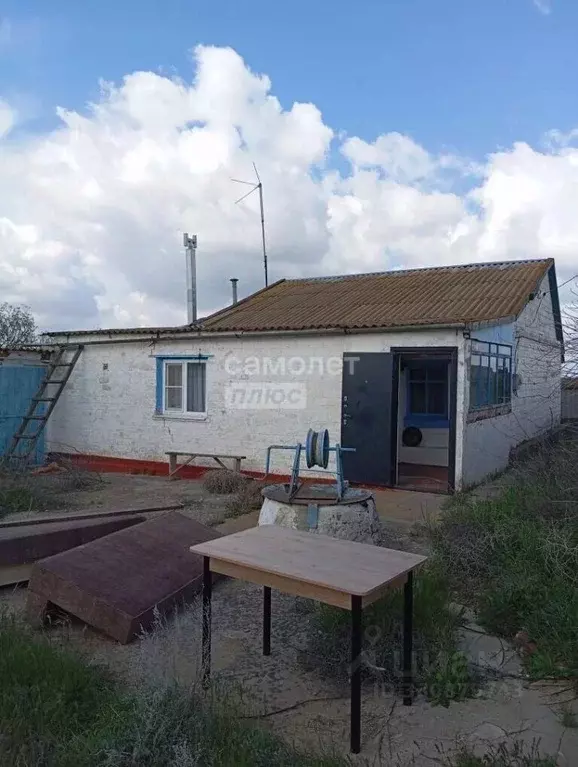 Дом в Калмыкия, Целинный район, с. Троицкое ул. Деликова (48 м) - Фото 1