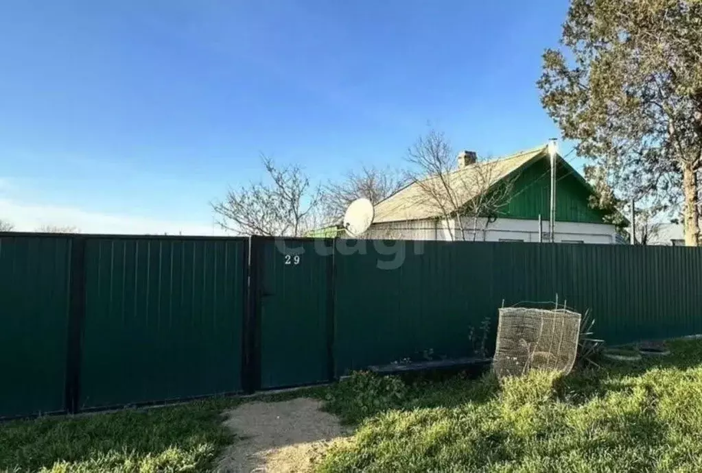 Дом в Крым, Кировский район, Журавское с/пос, с. Новопокровка ул. ... - Фото 1