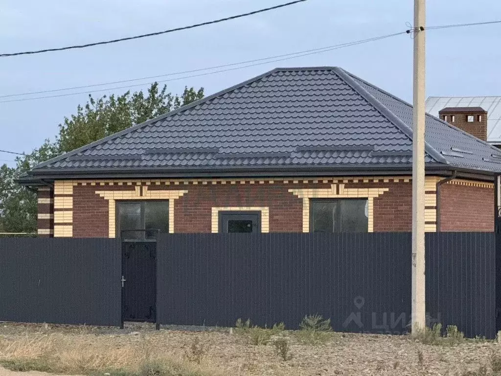 Дом в Ростовская область, Новочеркасск просп. Деволана, 2/1 (100 м) - Фото 0