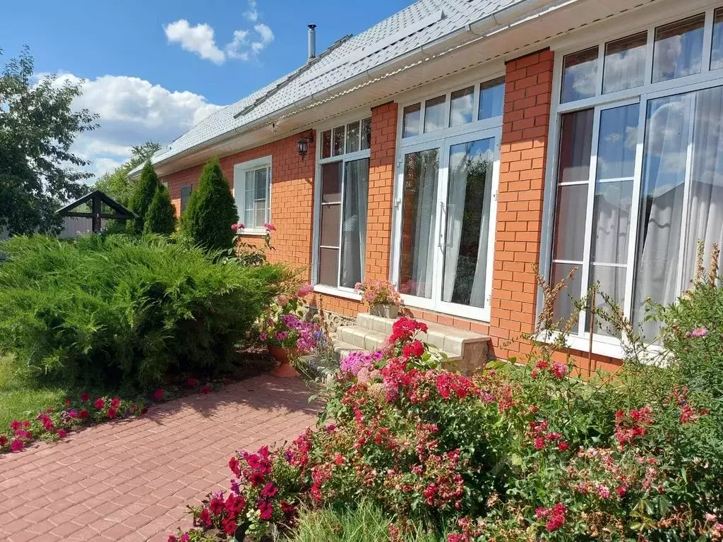 Дом в Воронежская область, Павловск ул. Зои Космодемьянской, 31 (50 м) - Фото 1