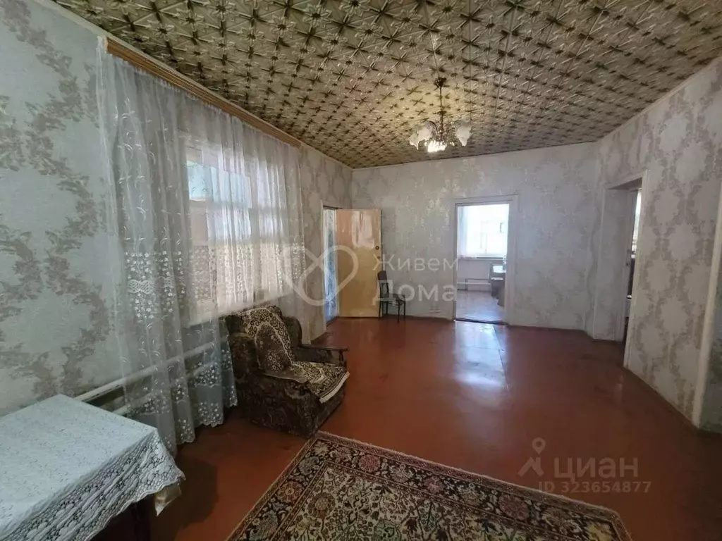 Дом в Волгоградская область, Светлоярский район, с. Большие Чапурники ... - Фото 1