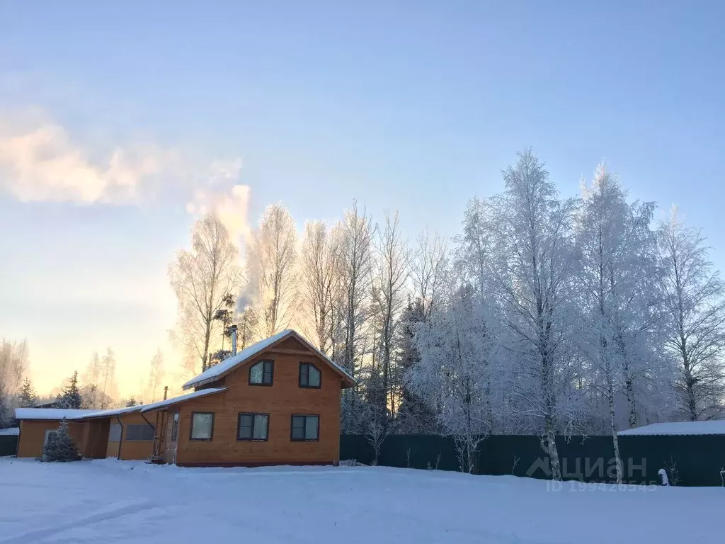Дом в Ленинградская область, Лодейнопольский район, пос. Свирьстрой ... - Фото 1