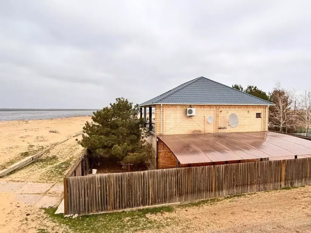 Дом в Астраханская область, Наримановский район, с. Барановка ... - Фото 1