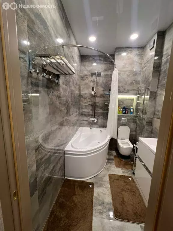 3-комнатная квартира: Махачкала, улица Вузовское Озеро, 4 (75 м) - Фото 1
