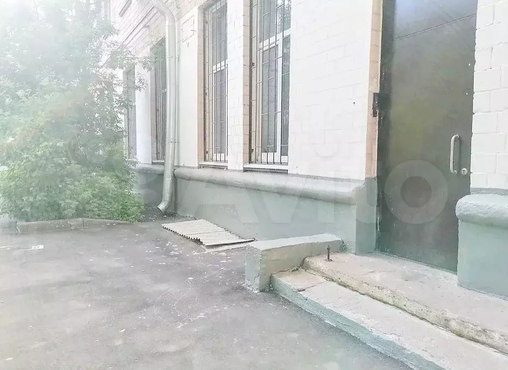 Помещение с окном рядом - Фото 1