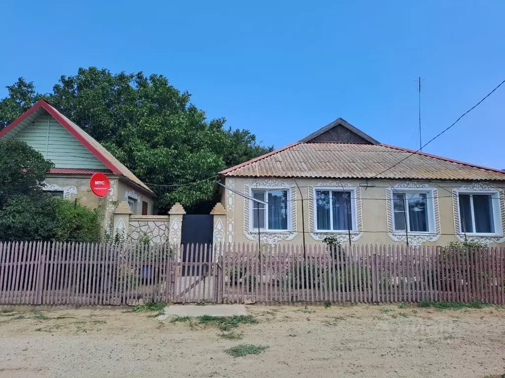 Дом в Астраханская область, Икрянинский район, с. Оранжереи ул. ... - Фото 0