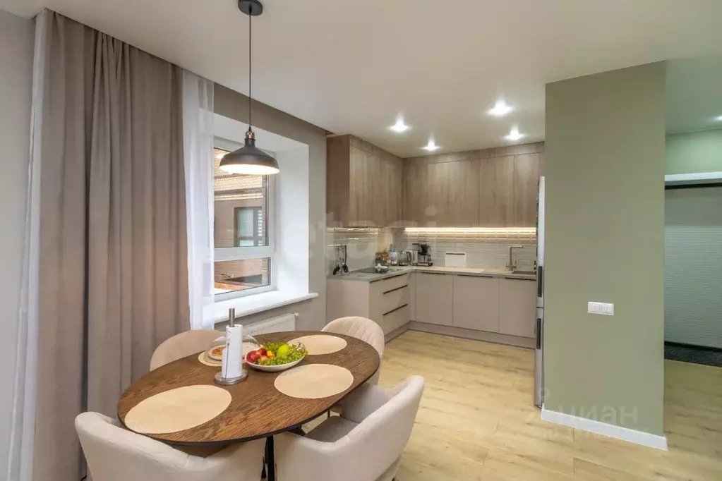 2-к кв. Тюменская область, Тюмень ул. Тимофея Кармацкого, 7 (92.0 м) - Фото 1