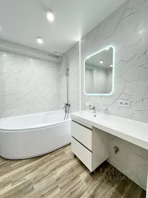 2-к кв. Мурманская область, Мурманск просп. Ленина, 80 (65.0 м) - Фото 1