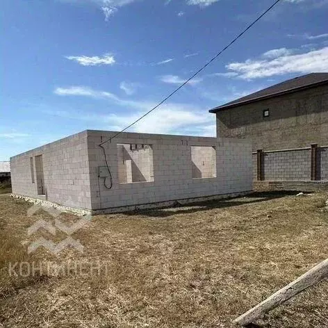Дом в Крым, Сакский район, с. Уютное ул. Молодежная (200 м) - Фото 0