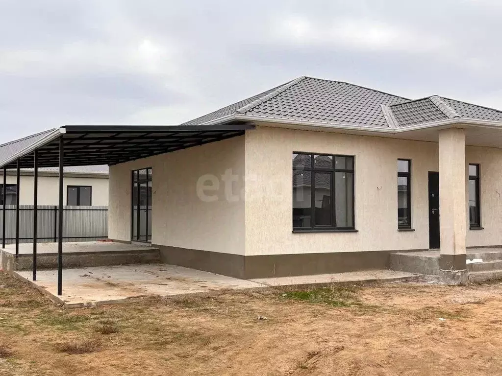 Дом в Астраханская область, Наримановский район, с. Солянка  (110 м) - Фото 1