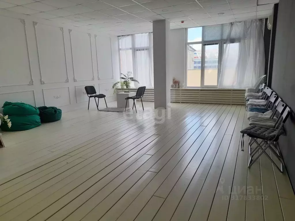Помещение свободного назначения в Крым, Симферополь ул. Тренева (50 м) - Фото 0