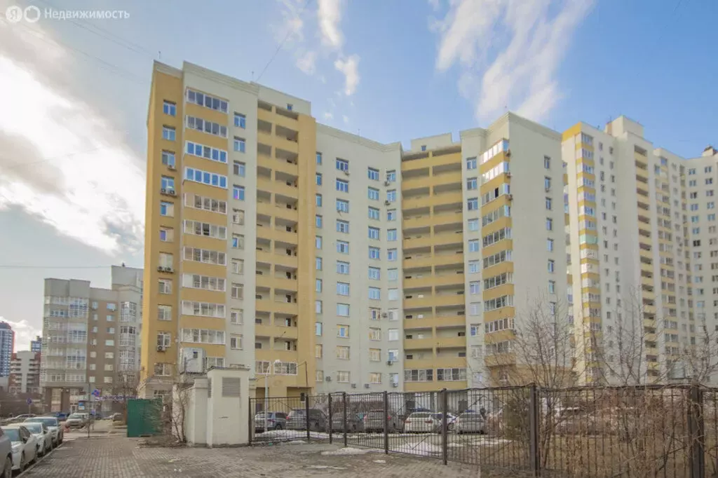 3-комнатная квартира: Екатеринбург, улица Сурикова, 53 (84.8 м) - Фото 1