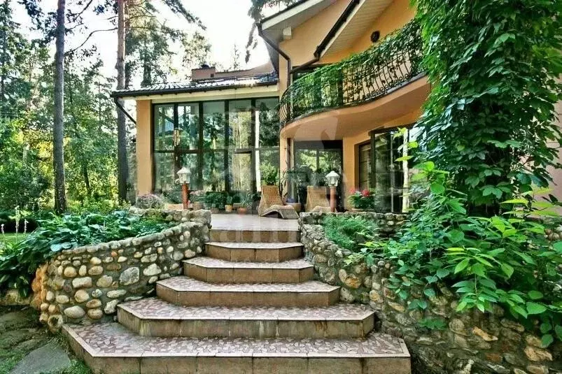 Дом в Москва ш. Калужское (800 м) - Фото 1